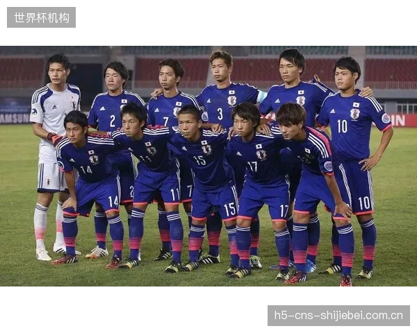 日本队通过与身材高大的冰岛队进行热身，针对性演练破解欧洲球队高空优势的战术。